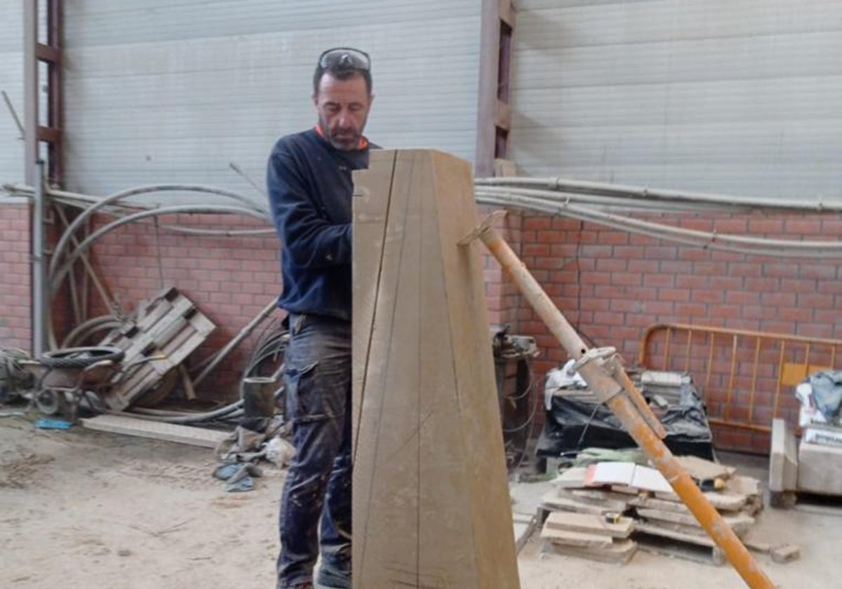 Carlos Sanchón trabajando sobre piedra de Villamayor.