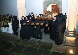 La talla del Cristo de la Liberación, procesionando en el interior del Colegio Arzobispo Fonseca.