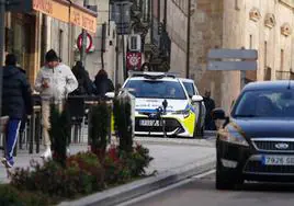 Agentes de la Policía Local controlan con un radar la velocidad de los vehículos en San Pablo.