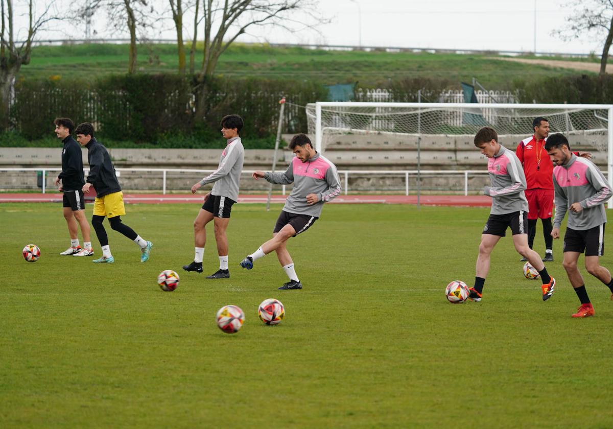 Entrenamiento del Salamanca UDS en las Pistas del Helmántico.