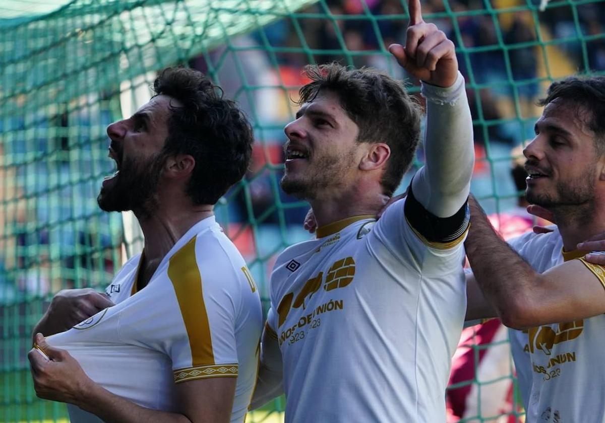 Diego Benito y Amaro celebran el segundo gol del Salamanca UDS