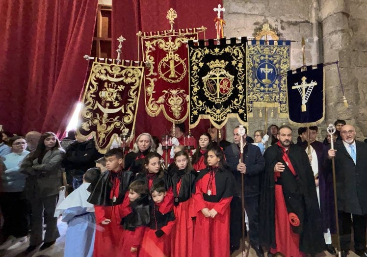 Imagen principal - El niño San Miguel quita el luto a la Virgen en Peñaranda