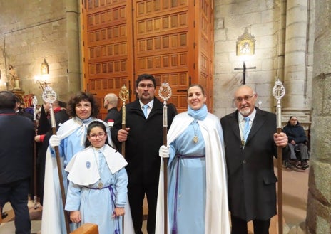 Imagen secundaria 1 - El niño San Miguel quita el luto a la Virgen en Peñaranda