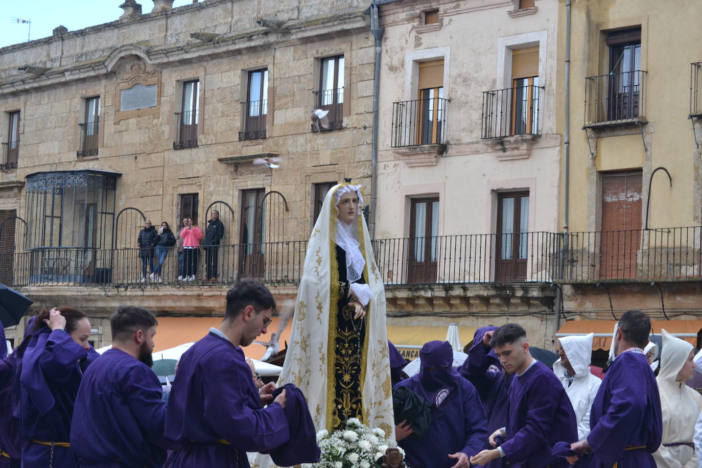 Jesús Resucitado y la Virgen se encuentran en la Plaza Mayor de Ciudad Rodrigo