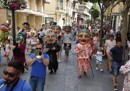 Una charanga acompaña al espectáculo de gigantes y cabezudos durante las Ferias y Fiestas de septiembre de 2022 en la calle Toro.