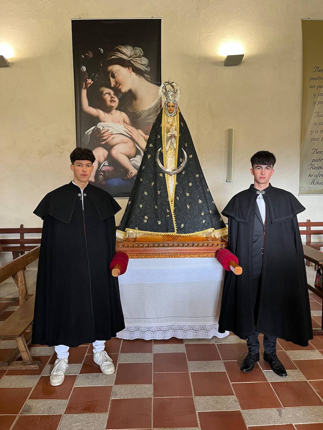 La Virgen del Gozo quita su manto de luto en el Encuentro de Los Santos