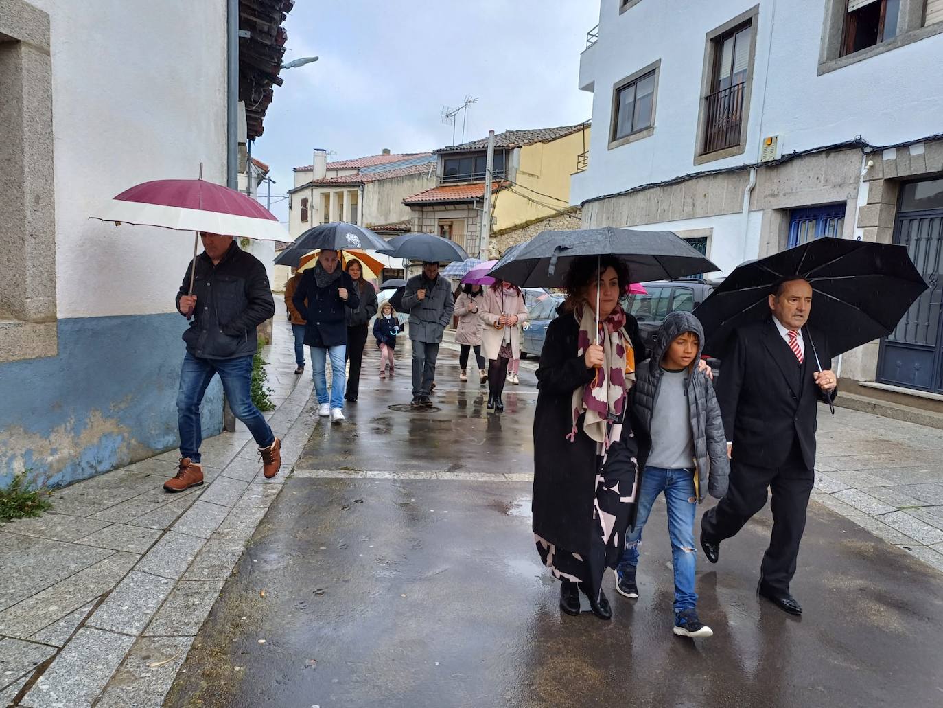 La Virgen del Gozo quita su manto de luto en el Encuentro de Los Santos