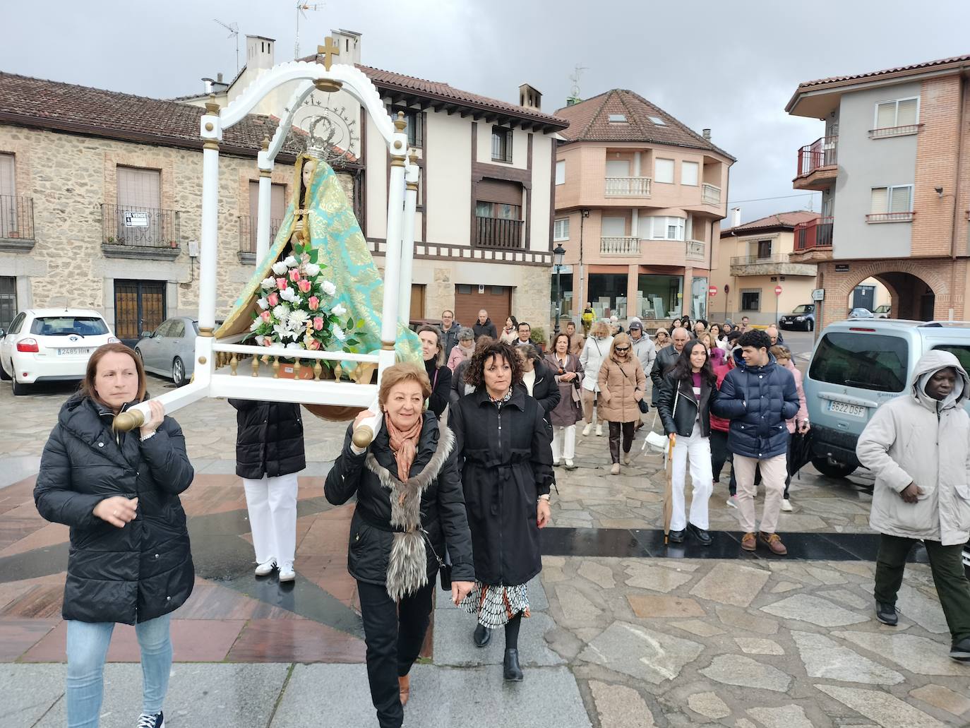 Linares acompaña a la Virgen del Buen Sucesos en su bajada hasta la iglesia