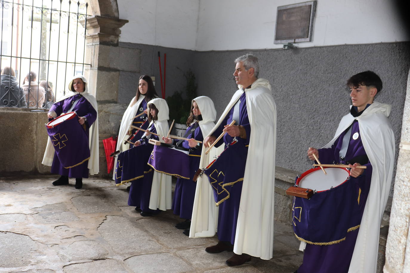 La Virgen de la Yedra recibe a Jesús en la procesión bajo cubierta de Ledrada