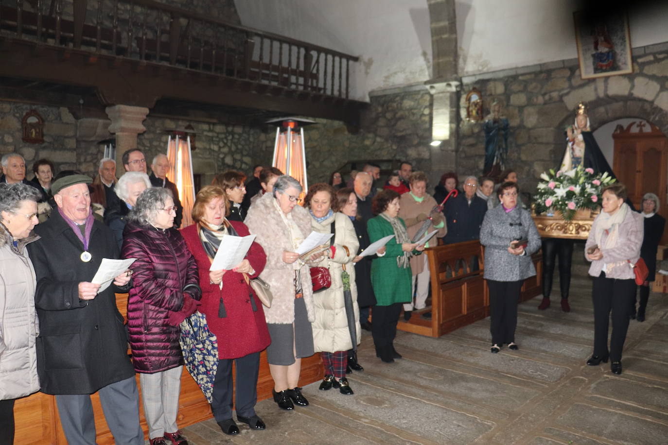 La Virgen de la Yedra recibe a Jesús en la procesión bajo cubierta de Ledrada