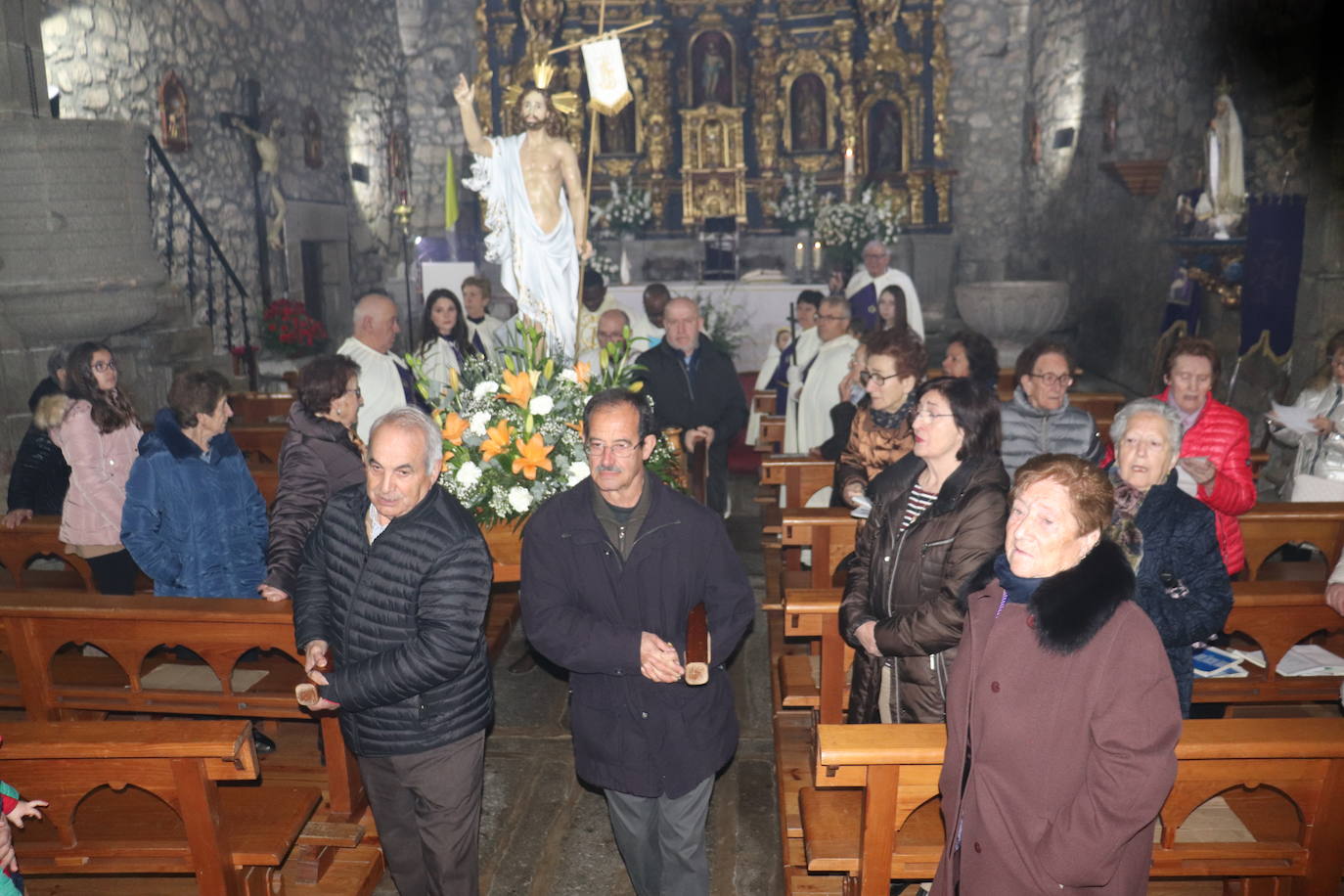 La Virgen de la Yedra recibe a Jesús en la procesión bajo cubierta de Ledrada