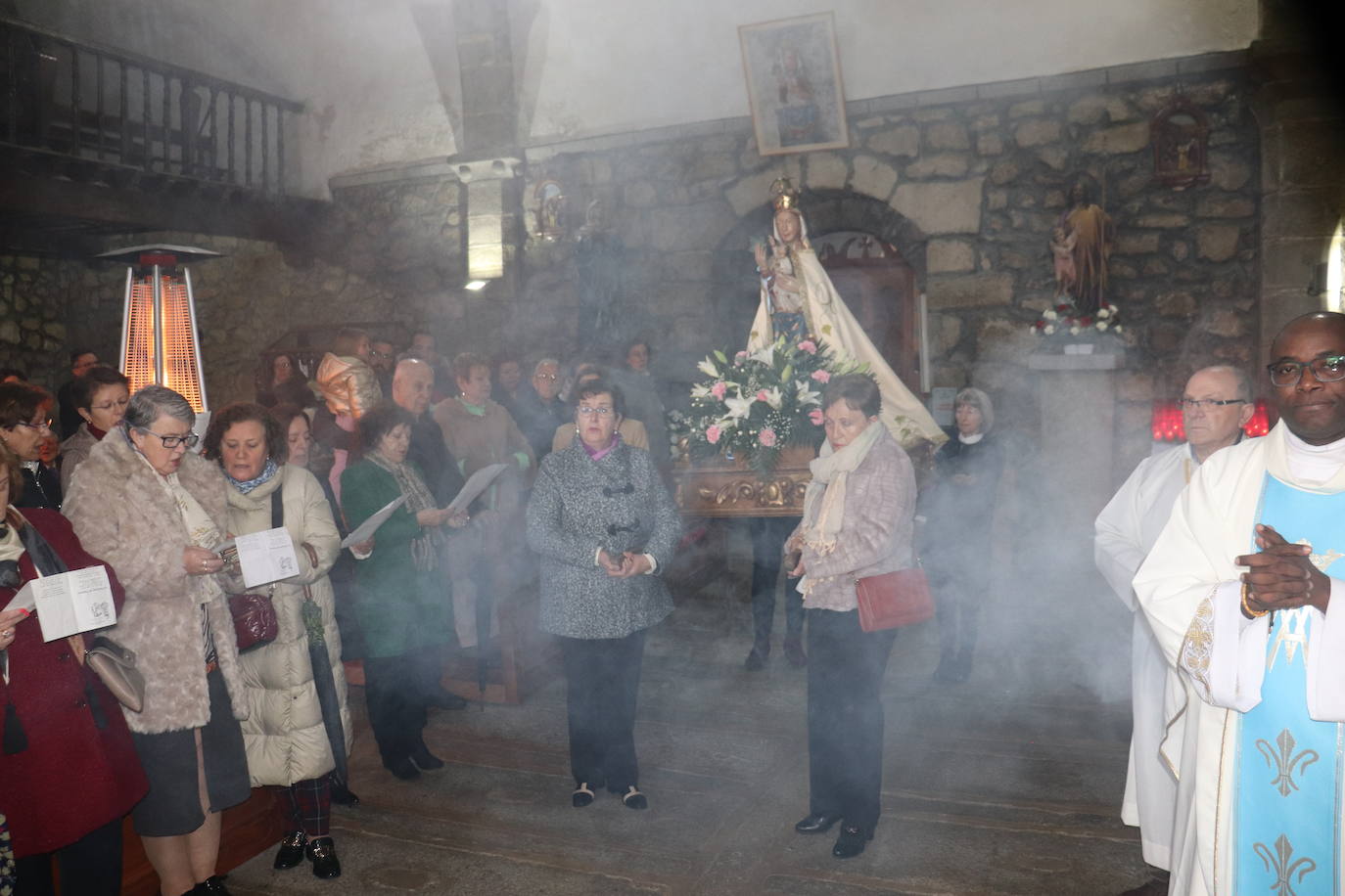 La Virgen de la Yedra recibe a Jesús en la procesión bajo cubierta de Ledrada