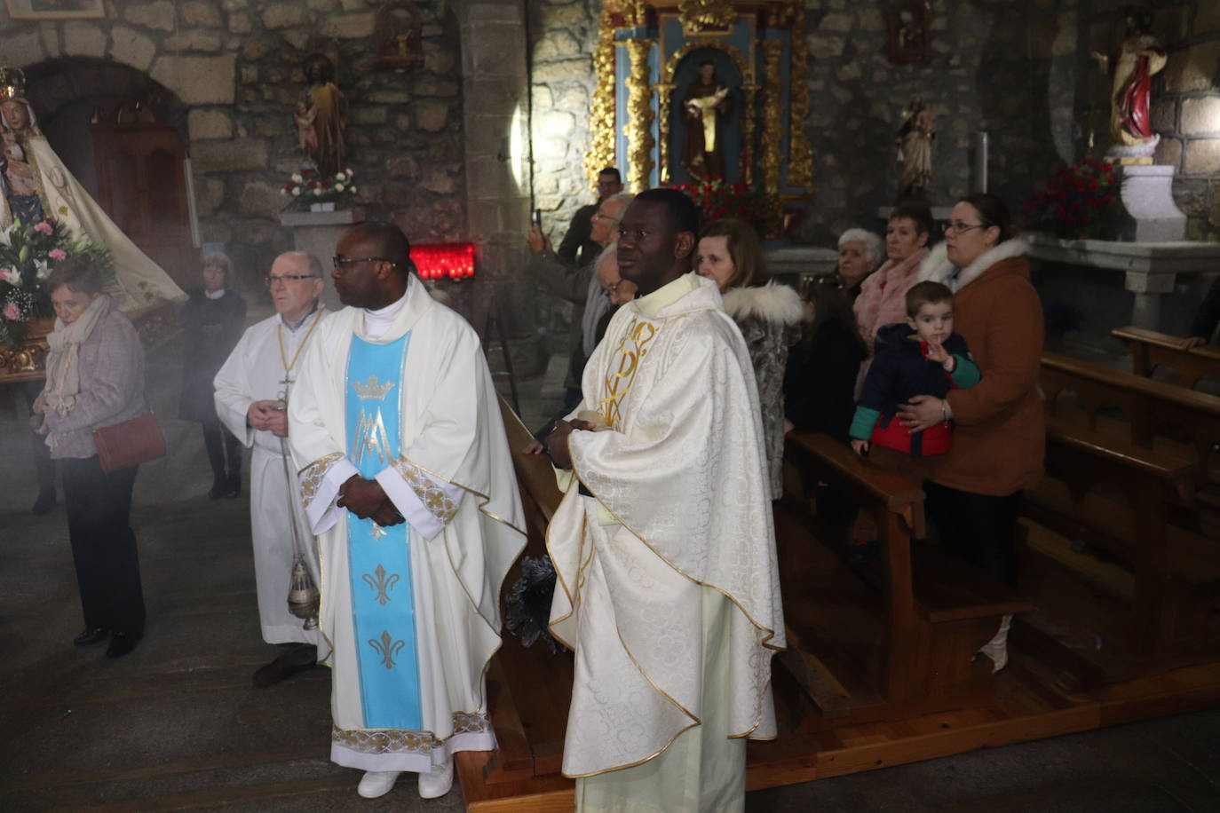 La Virgen de la Yedra recibe a Jesús en la procesión bajo cubierta de Ledrada