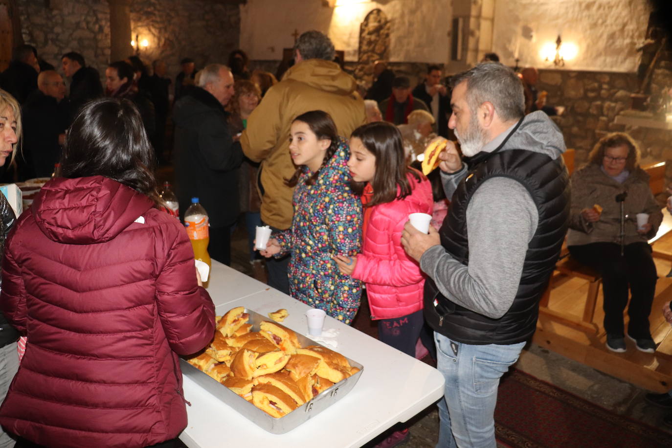 Nava de Béjar celebra la Pascua con el Encuentro en la iglesia y la tradicional degustación de hornazo