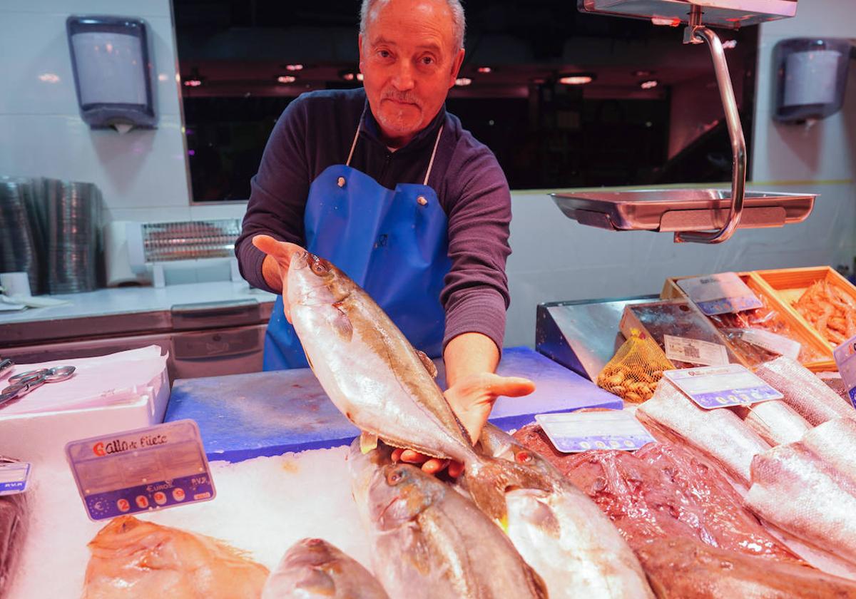 El pez limón, una especie salvaje y de temporada, llega al Mercado Central.