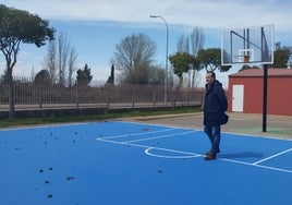 El alcalde de Santa Marta de Tormes, David Mingo, en la pista recién reformada.