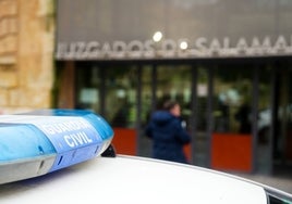 Un coche de la Guardia Civil a la puerta de los juzgados.