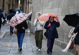 Una imagen de lluvias por las calles de Salamanca.