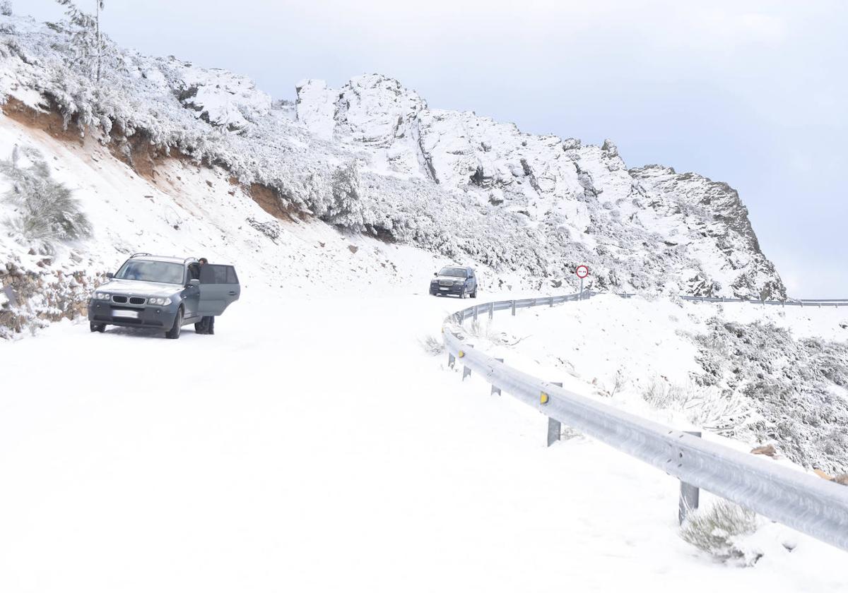 Imagen de la subida a la Peña de Francia con nieve.