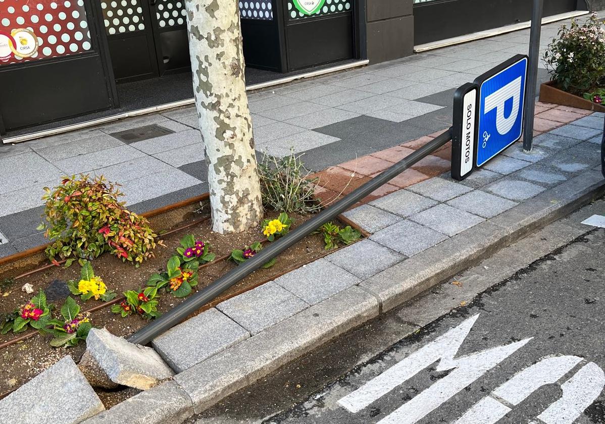 La señal que indica el aparcamiento de motos apareció derribada en Torres Villarroel