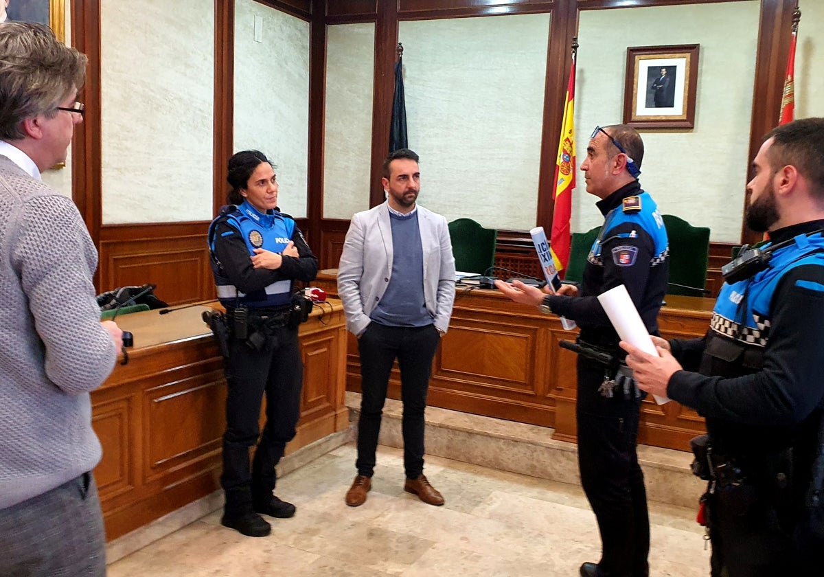 Luis Francisco Martín, Vanesa González, Javier Hernández, Rafael Martín y Miguel López, esta tarde en el Ayuntamiento de Béjar.