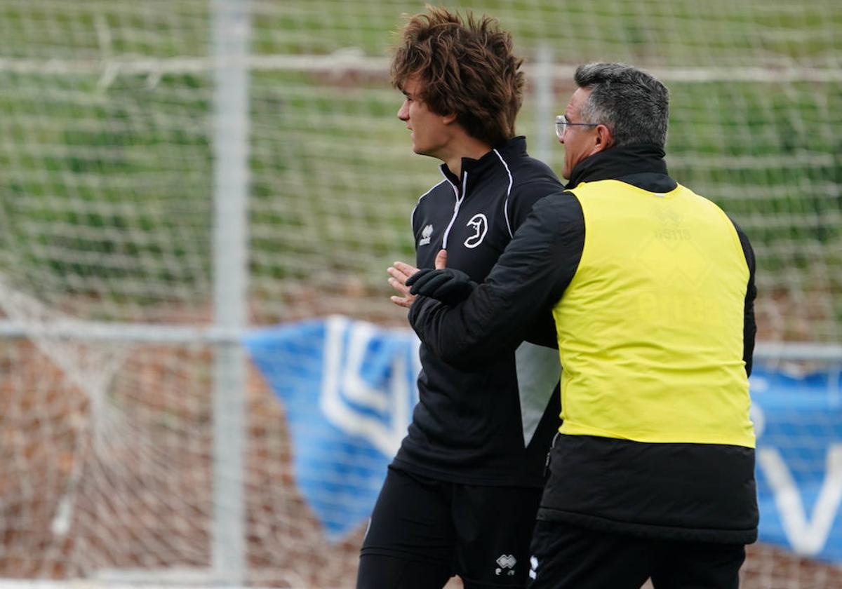 Ponz ajusta una posición con Slavy durante un entrenamiento.