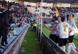 Los jugadores del Salamanca celebran con los aficionados el gol de Diego Benito al Júpiter Leonés.