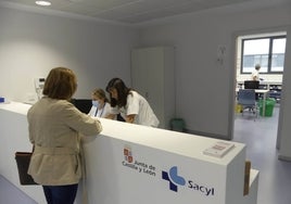 Personal sanitario, en un control de Enfermería del Hospital de Día.