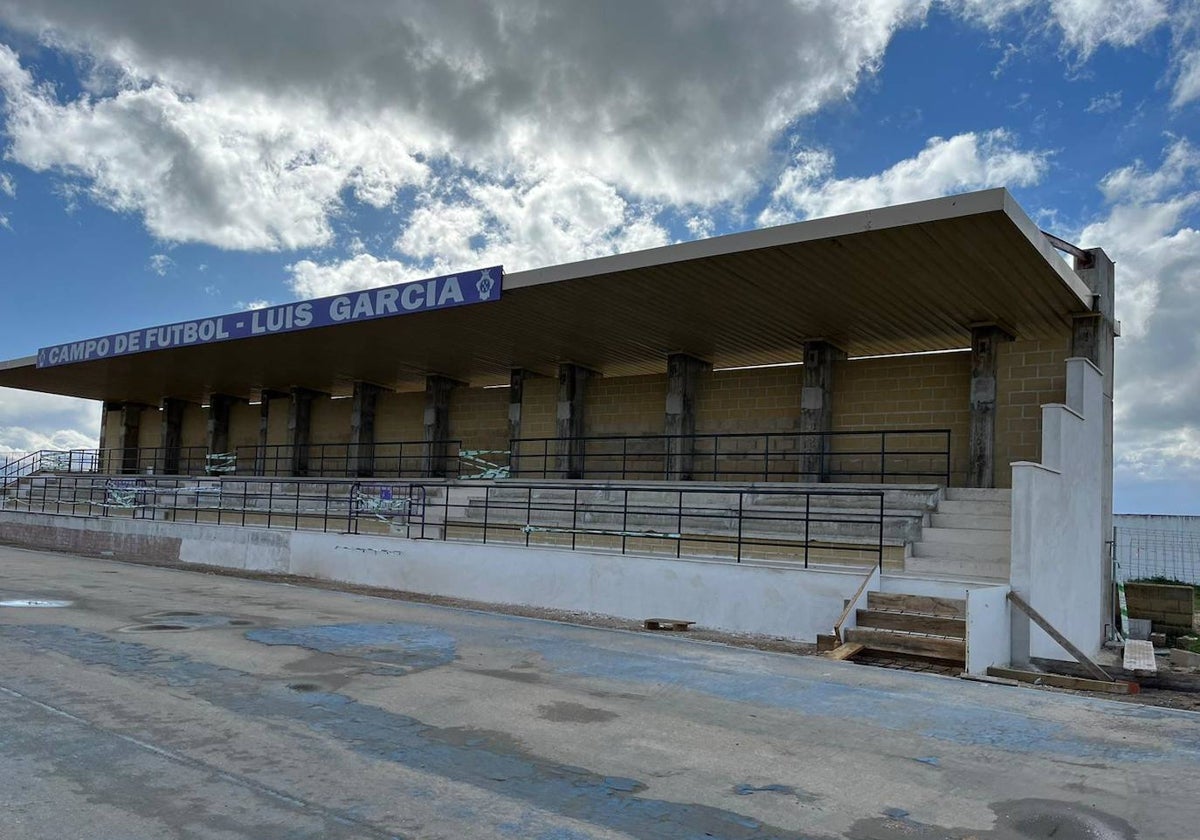 Gradas del campo de fútbol de Peñaranda recientemente reconstruidas.