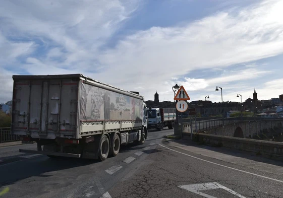 Dos camiones cruzando a la vez por el puente de Alba de Tormes.