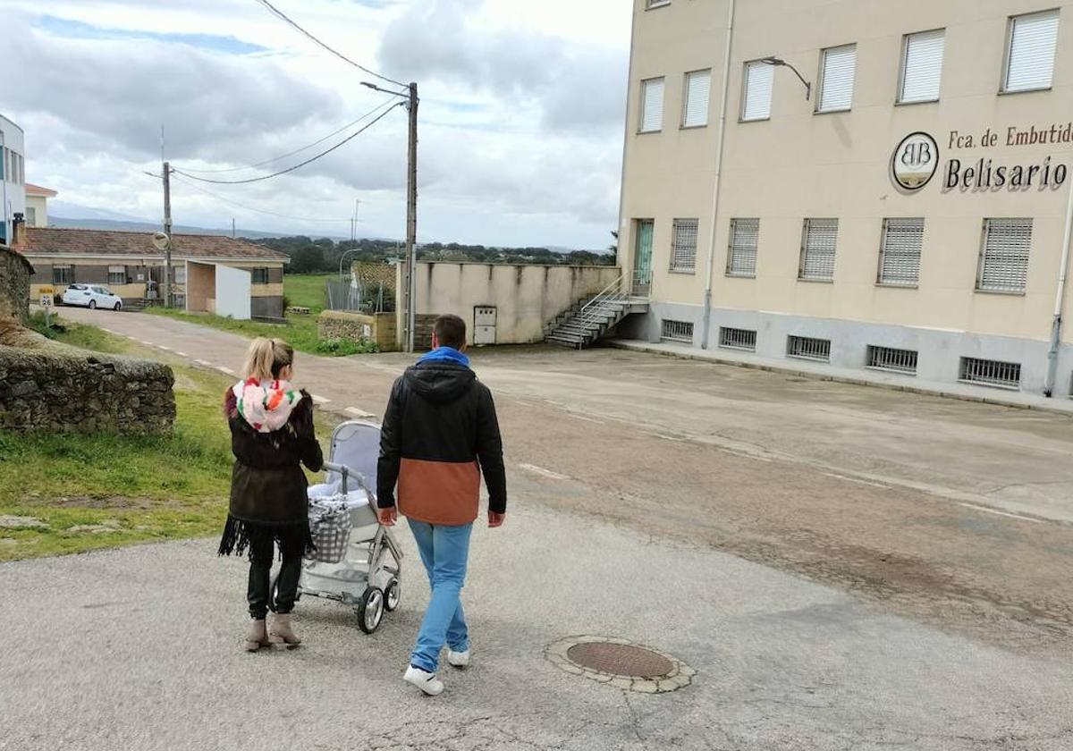 Iván y Sara, con el pequeño Rodrigo en Frades de la Sierra.