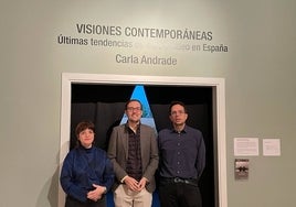 Natalia Piñuel, Ángel Fernández Silva y Enrique Piñuel, en la presentación de la exposición de la artista Carla Andrade.