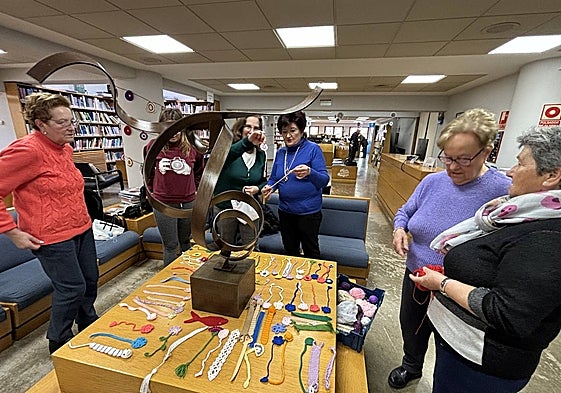 Ganchillo para activar la interacción intergeneracional en Peñaranda