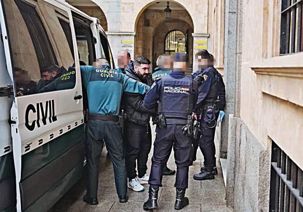 A.C.H. llega a uno de los juicios contra él en la Audiencia.