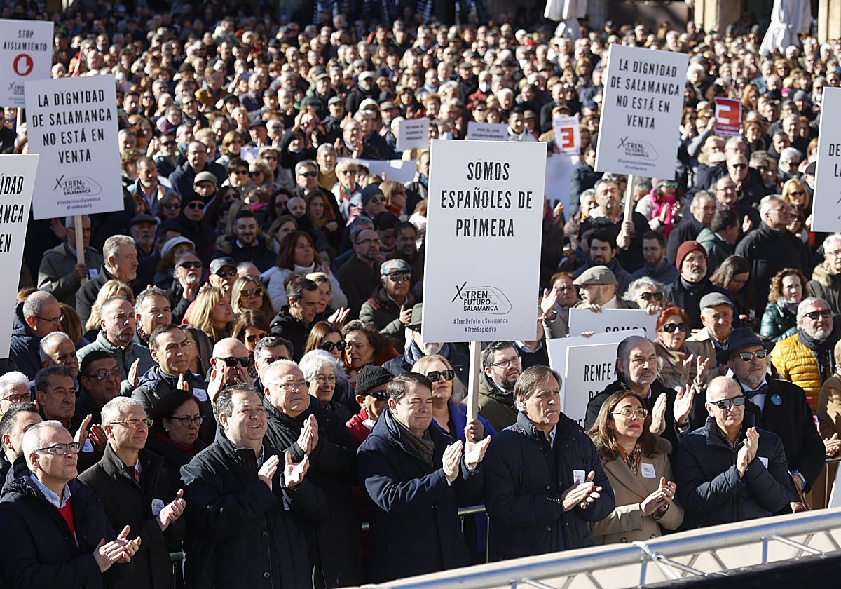 Manifestación en la Plaza Mayor para exigir mejores conexiones ferroviarias.