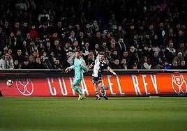 Mario Losada frente a Ferrán Torres en el choque de Copa.