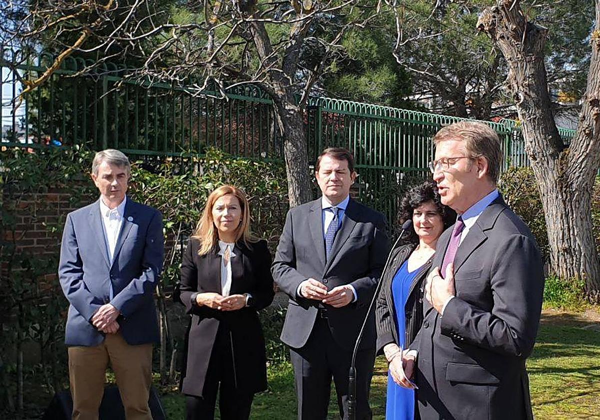 El presidente del PP, Alberto Núñez Feijóo, junto al de la Junta, Alfonso Fernández Mañueco, durante su visita al centro 'El Corro' de Valladolid