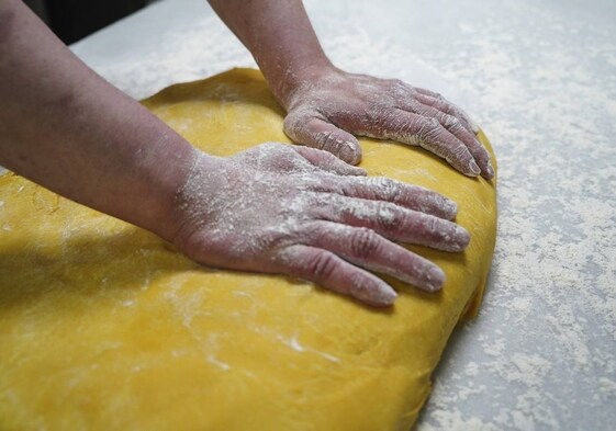 Un salmantino se pone manos a la masa para hacer un buen hornazo casero.