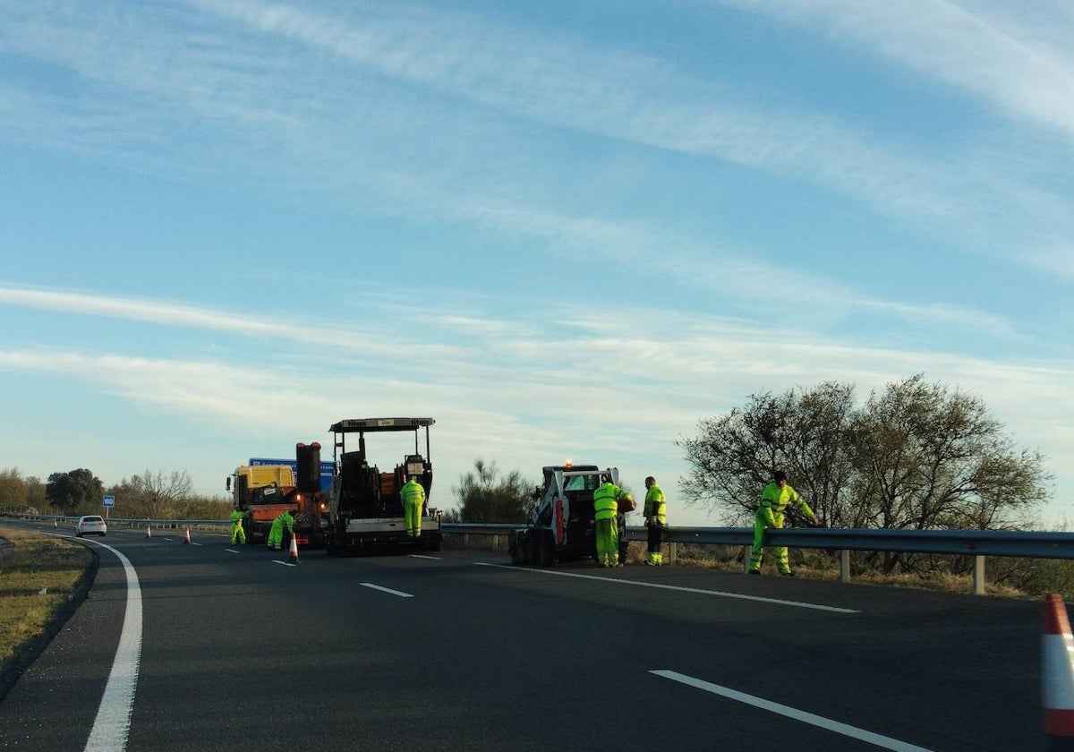 Imagen de los trabajos de parcheo a la altura del kilómetro 400 en el acceso sur a Nava de Béjar.