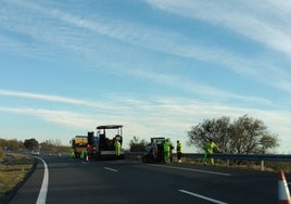 Imagen de los trabajos de parcheo a la altura del kilómetro 400 en el acceso sur a Nava de Béjar.