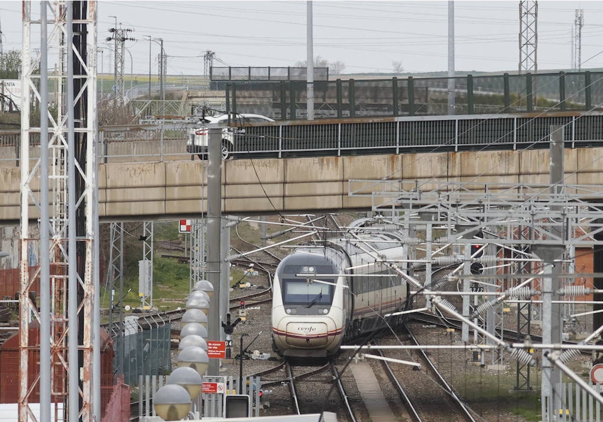 Un tren Alvia llegando a la estación de Salamanca.