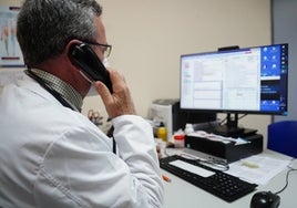 Atención de un médico en un centro de salud de Salamanca.