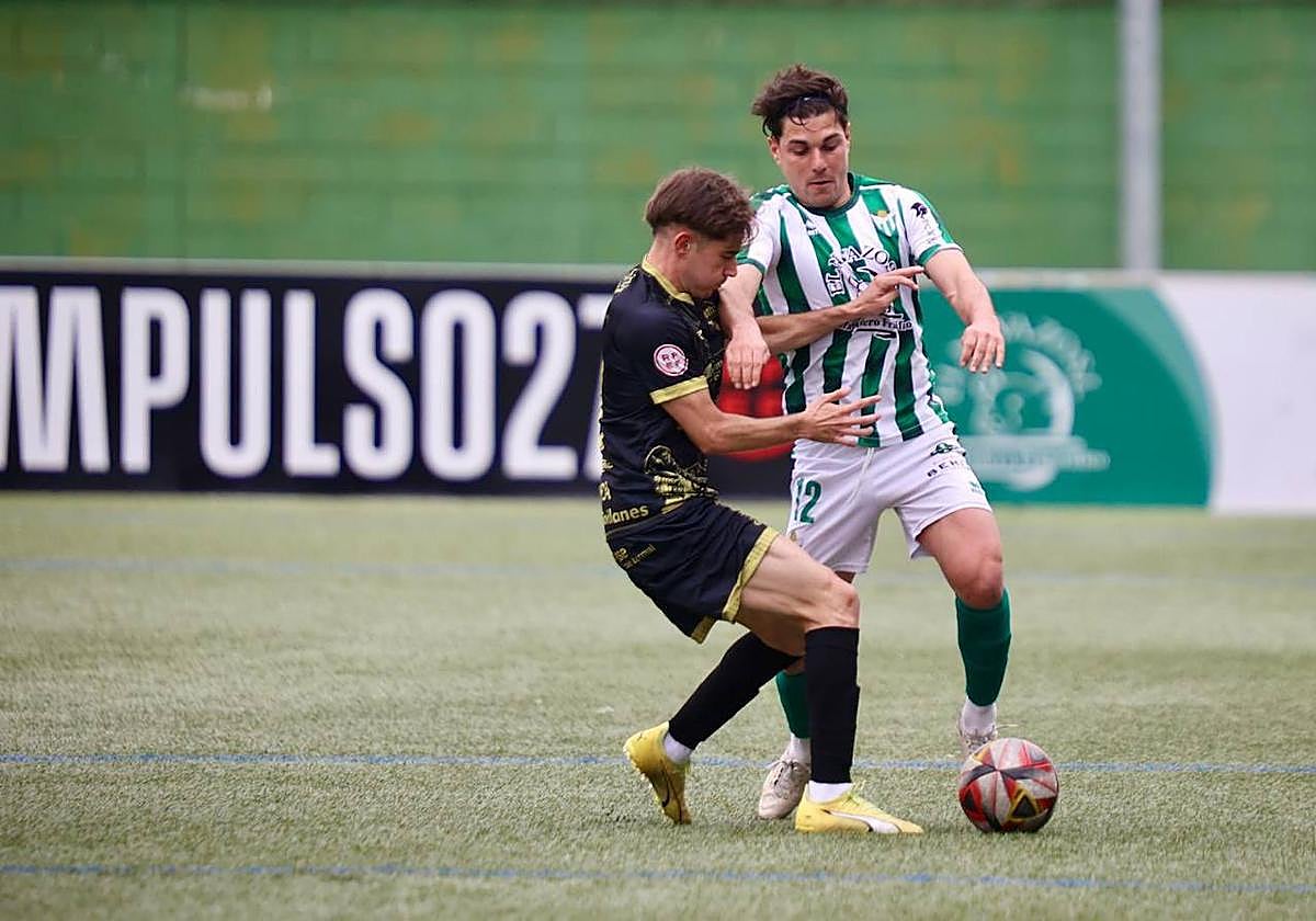 Cedenilla pugna por el cuero con un rival en el Municipal Luis Ramos.