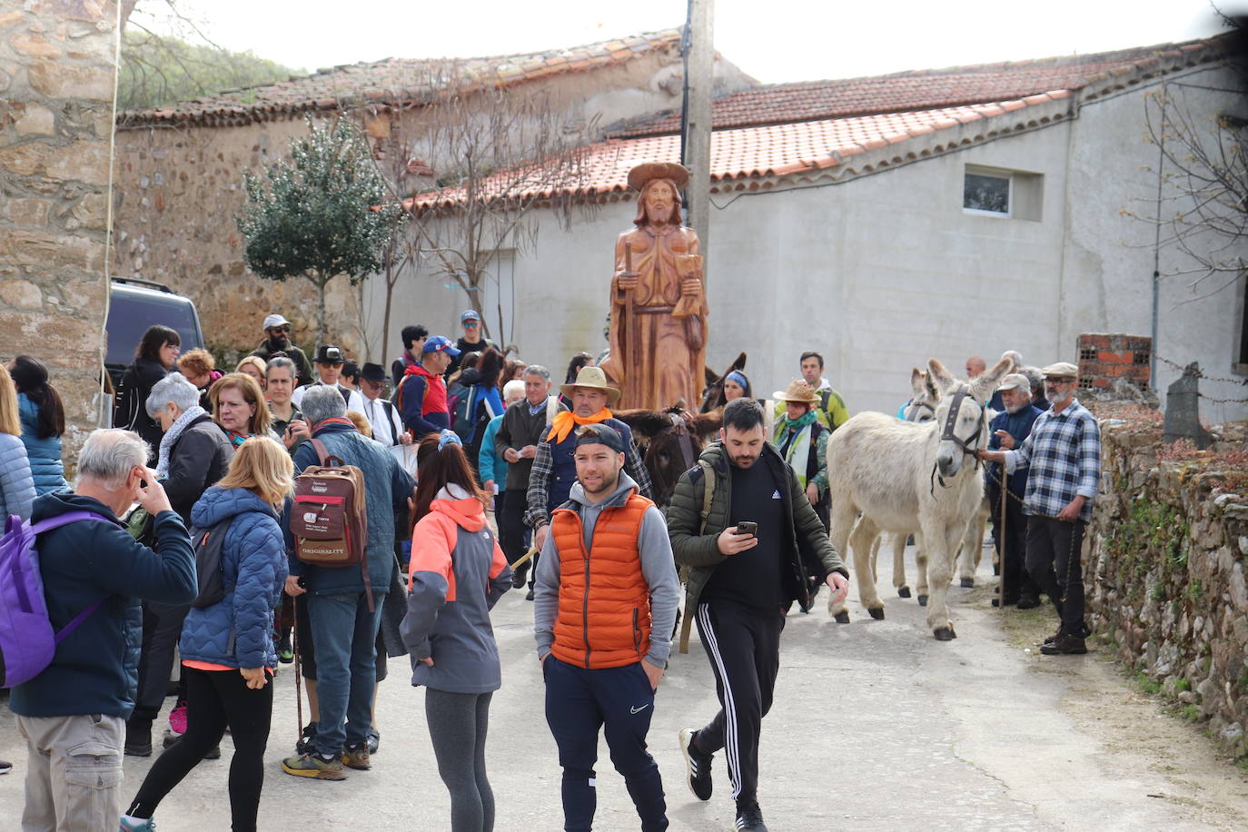 Santiago Peregrino marcha junto a los caminantes del Via Lucis de Beleña a Fuenterroble