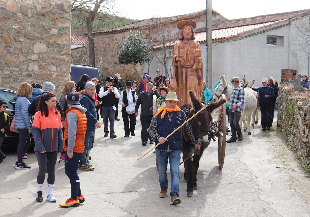 Santiago Peregrino marcha junto a los caminantes del Via Lucis de Beleña a Fuenterroble