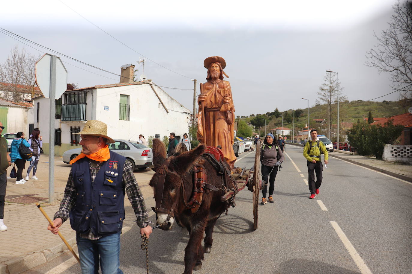 Santiago Peregrino marcha junto a los caminantes del Via Lucis de Beleña a Fuenterroble