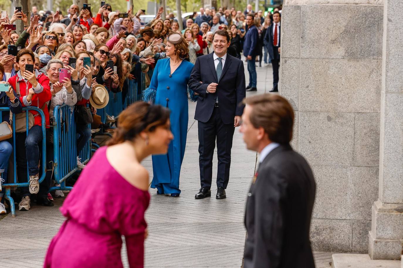 Las mejores imágenes de los invitados a la boda de José Luis Martínez-Almeida y Teresa Urquijo