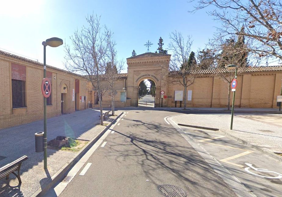 Imagen de la entrada del cementerio de Torrero en Zaragoza.