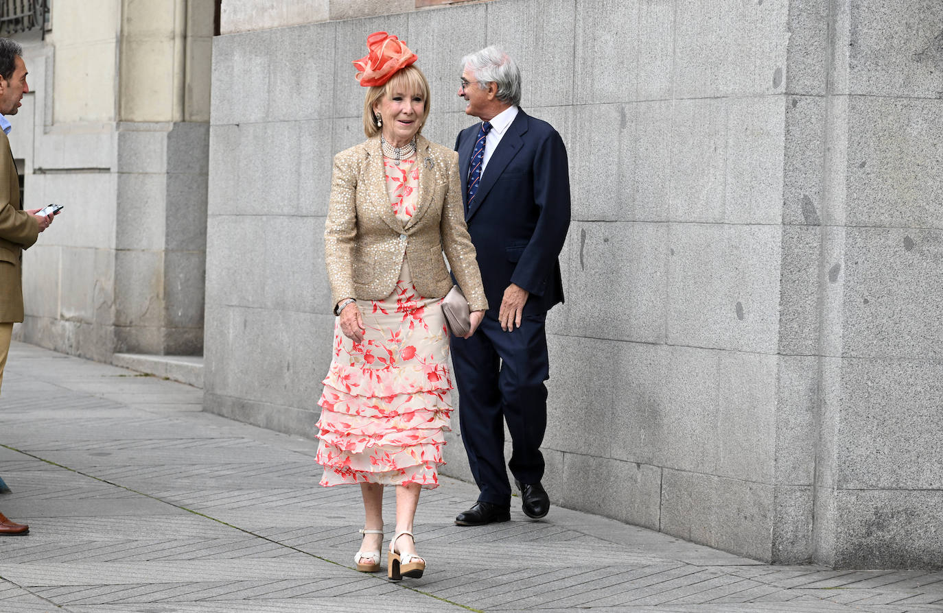 Las mejores imágenes de los invitados a la boda de José Luis Martínez-Almeida y Teresa Urquijo