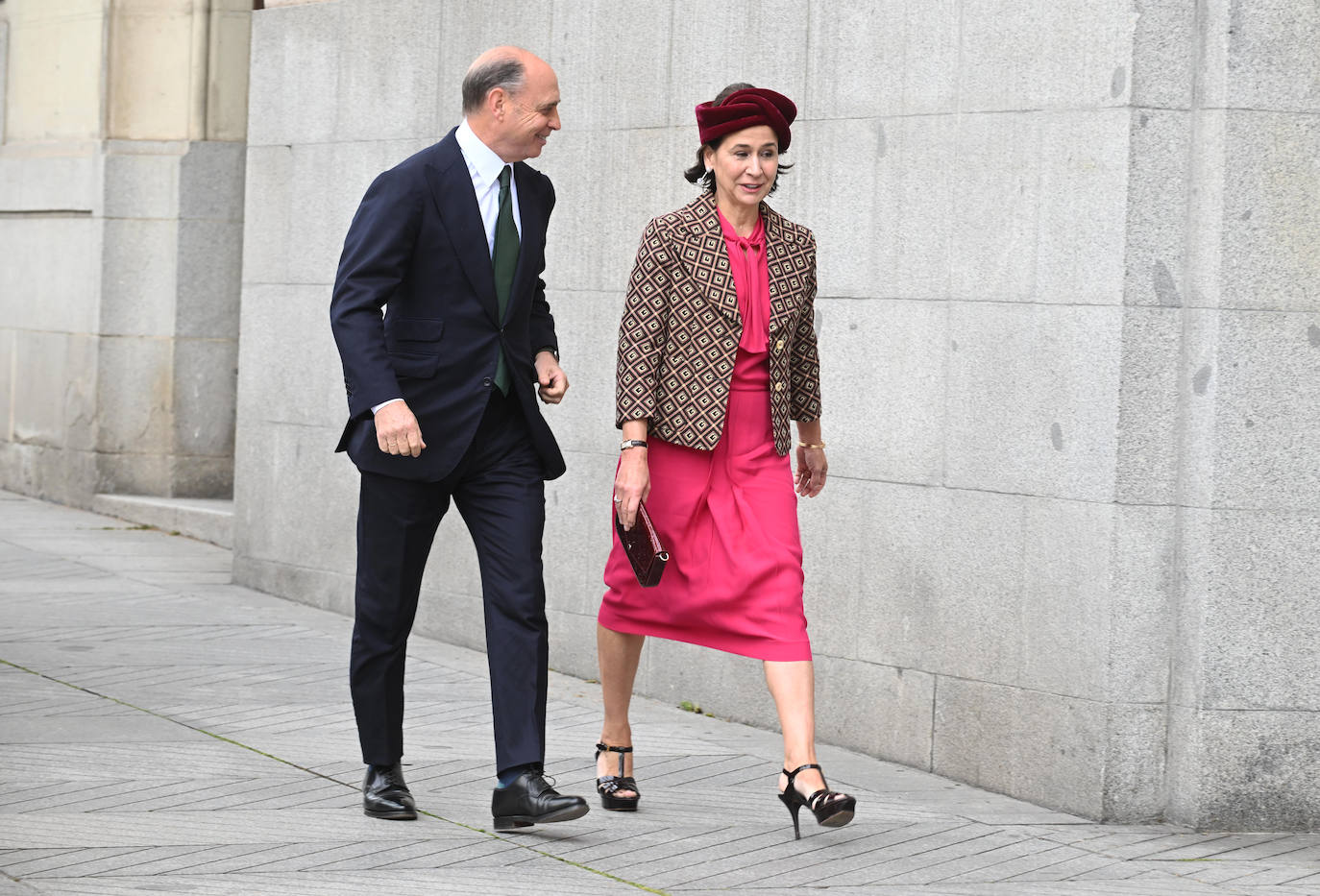 Las mejores imágenes de los invitados a la boda de José Luis Martínez-Almeida y Teresa Urquijo